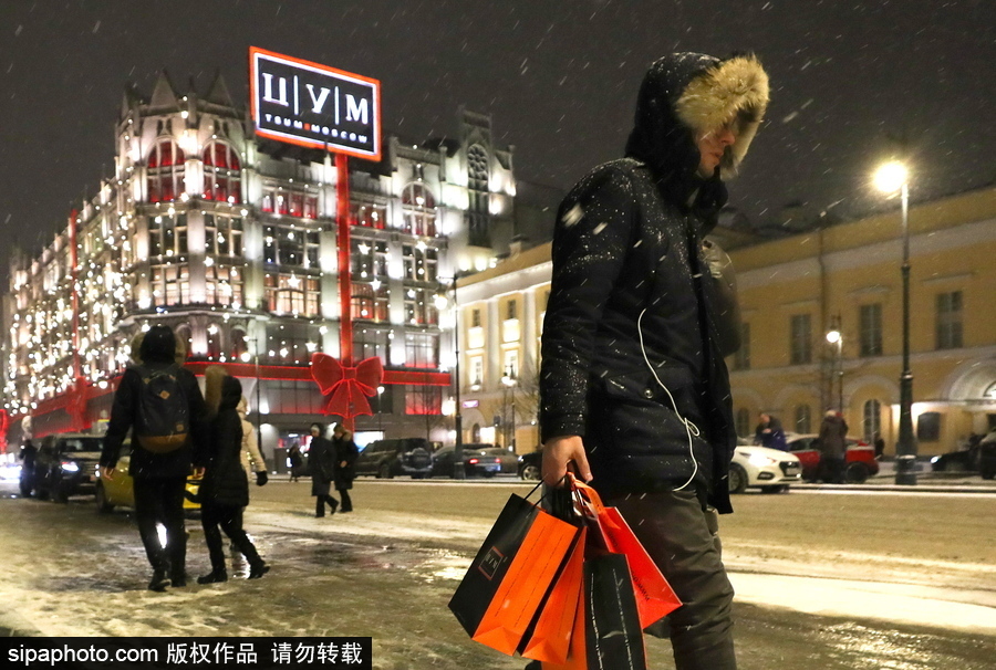 莫斯科街头巷尾装扮一新 节日气氛浓厚迎接新年到来