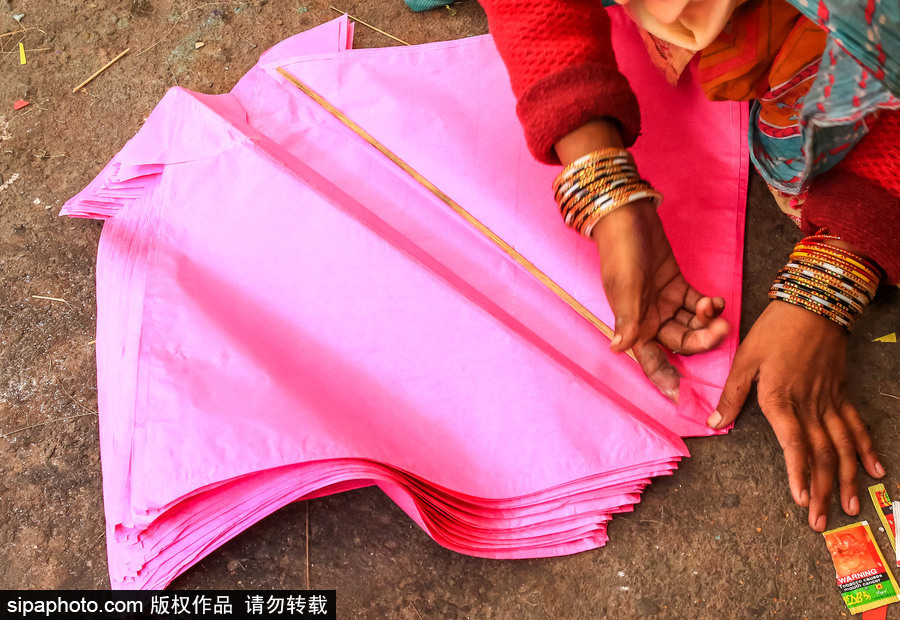 印度集市手工者巧手做风筝 纸质材质色彩斑斓