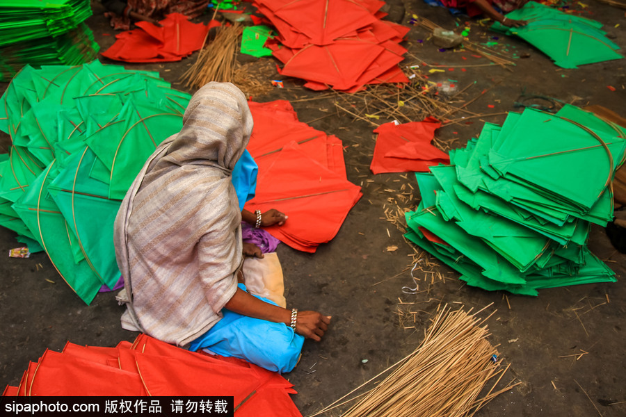 印度集市手工者巧手做风筝 纸质材质色彩斑斓