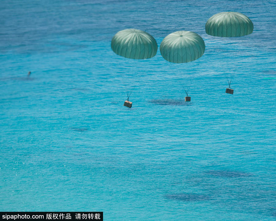 礼物从天而降！美国空军向西太平洋岛国空投“圣诞大礼包”