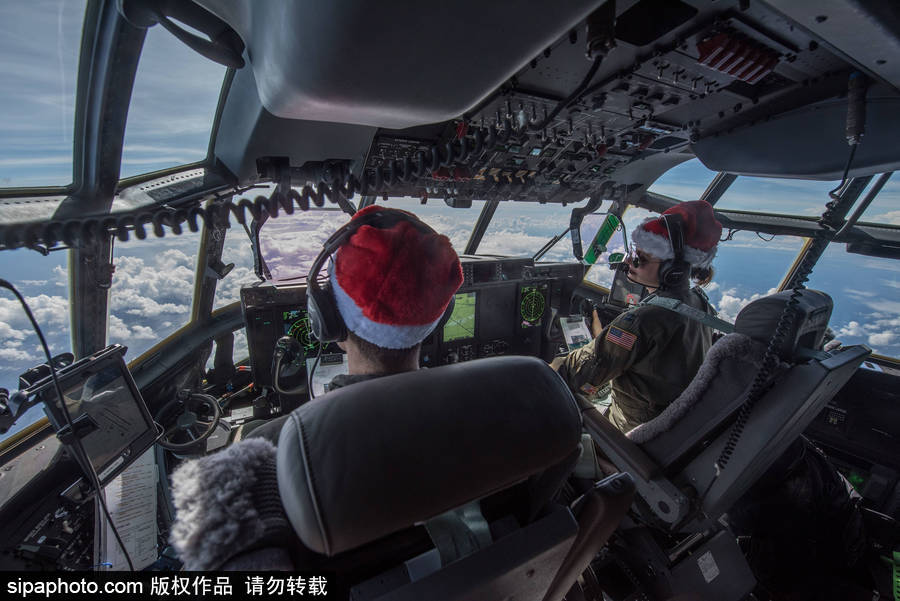 礼物从天而降！美国空军向西太平洋岛国空投“圣诞大礼包”