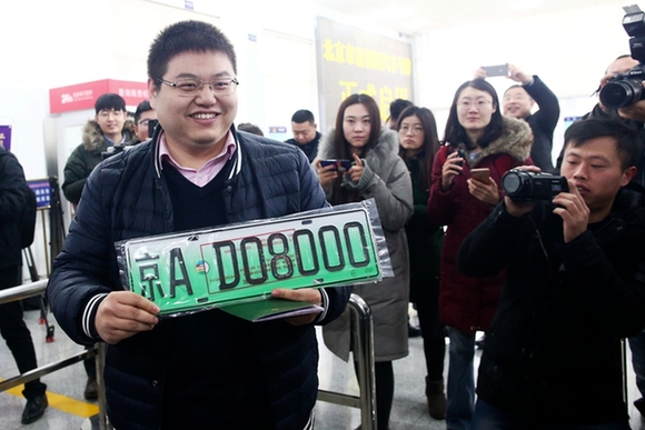 北京市正式启用新能源车专用号牌