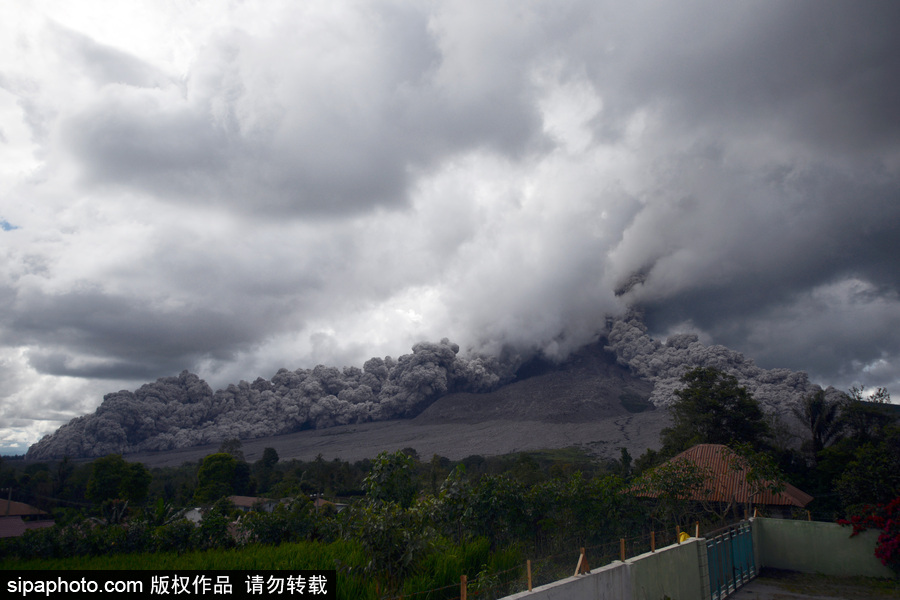 印尼锡纳朋火山持续喷发 烟雾遮天蔽日