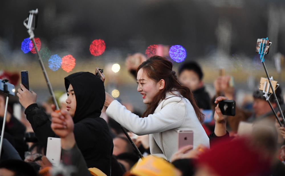 全国各地游客天安门广场观看新年第一次升国旗仪式