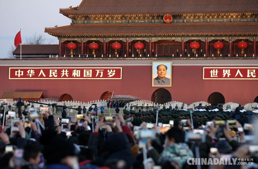 全国各地游客天安门广场观看新年第一次升国旗仪式