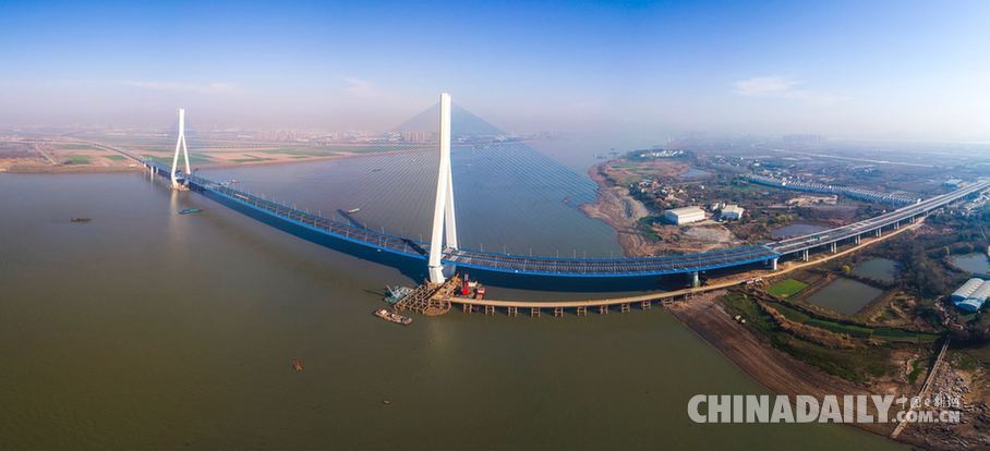 长江上最宽桥梁——武汉沌口长江大桥近日实现通车运营