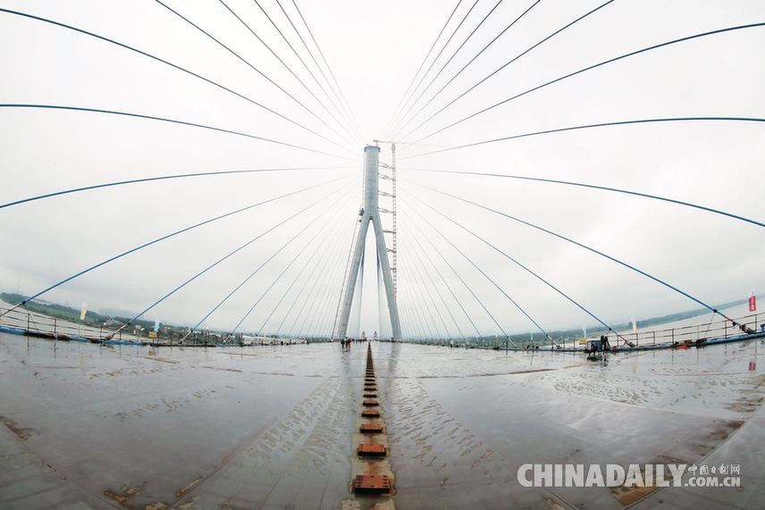 长江上最宽桥梁——武汉沌口长江大桥近日实现通车运营