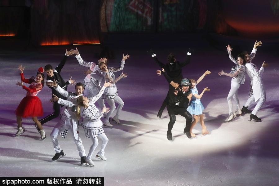莫斯科冰上舞蹈表演 花滑名将上演《爱丽丝梦游仙境》