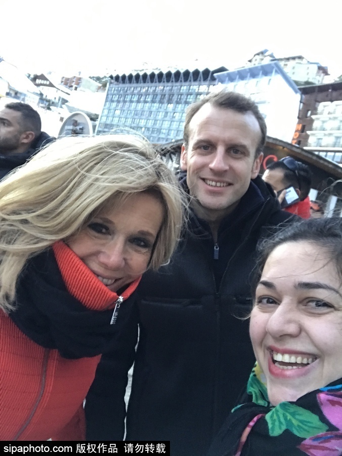 法国总统马克龙夫妇度假亮相滑雪场 与民众亲切合影自拍