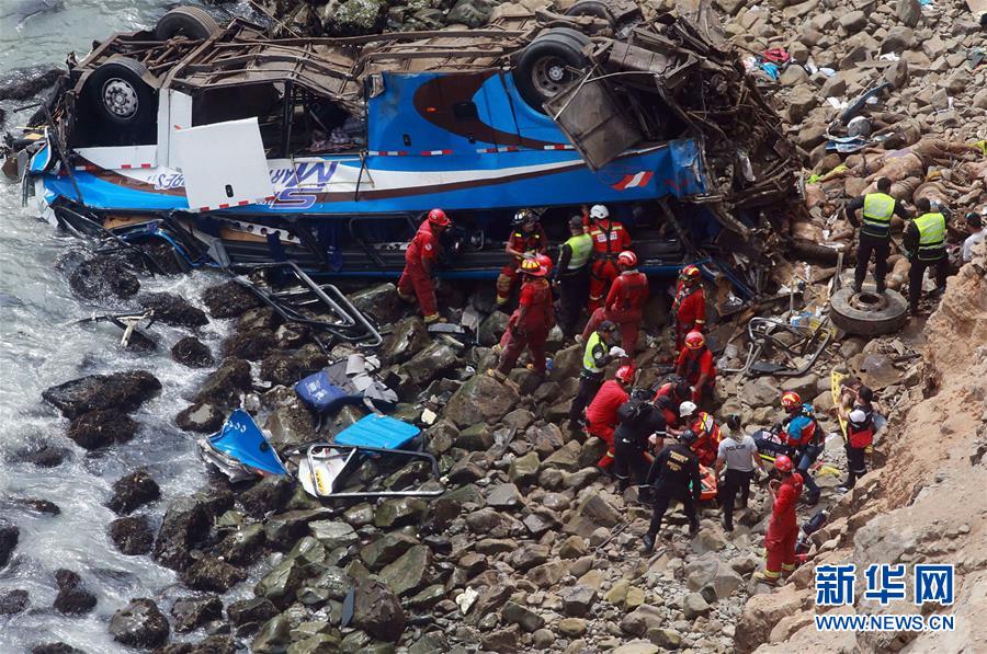 秘鲁一长途汽车坠入山谷造成至少25人死亡