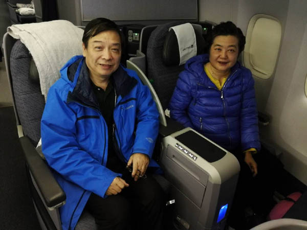 武汉老夫妇国际航班上施救患癌乘客