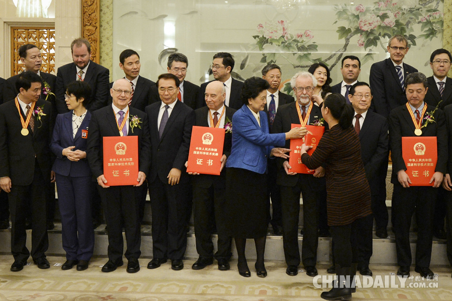 国务院副总理刘延东会见获得国际科技合作奖的外国专家