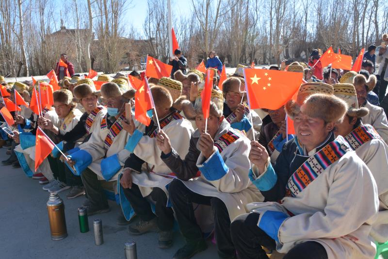 西藏日喀则市群众欢度藏历新年