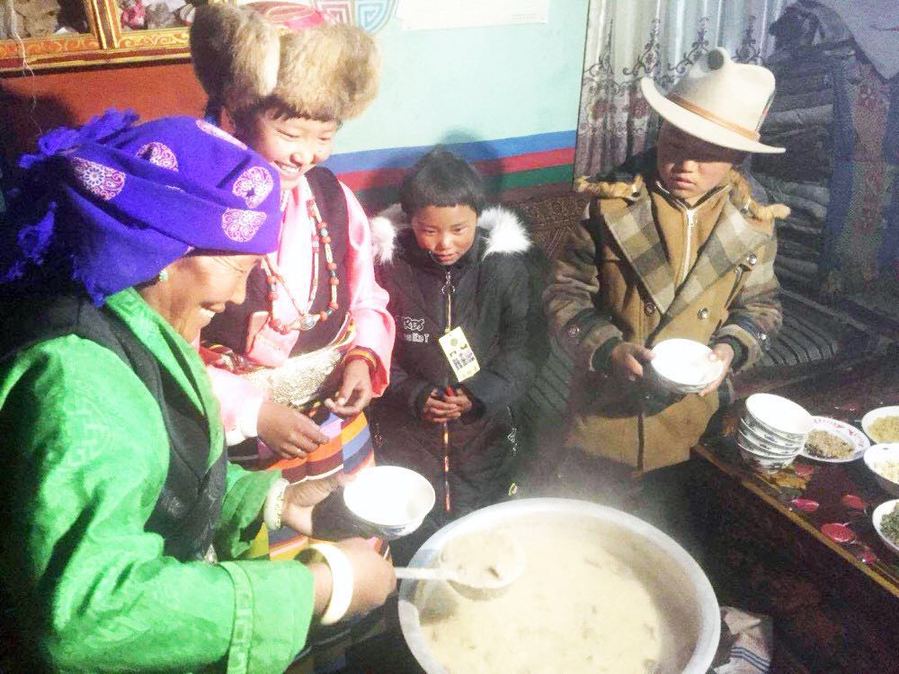 西藏日喀则市群众欢度藏历新年