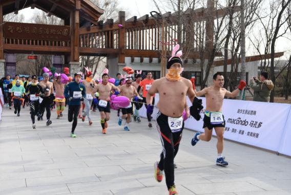第三届北京野鸭湖冰雪马拉松成功举办，邢傲伟郭丹丹领跑