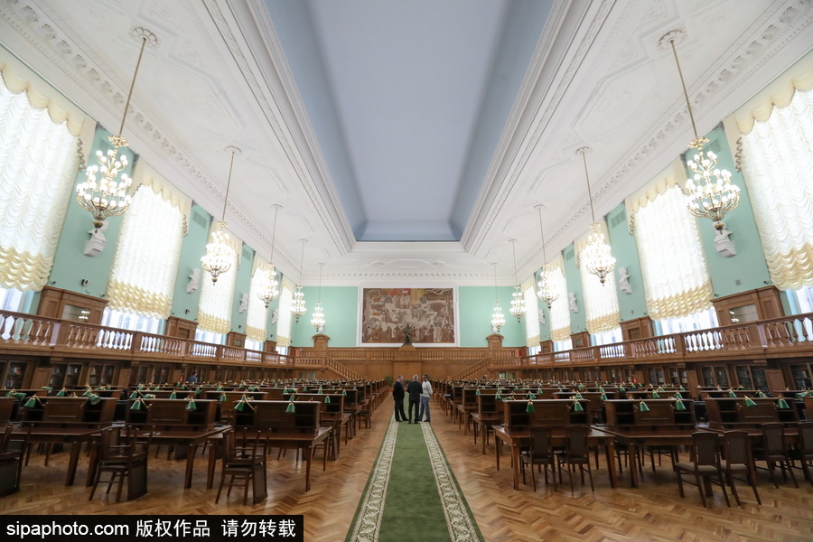 整齐划一充满艺术气息 俄罗斯国立图书馆阅读室翻新