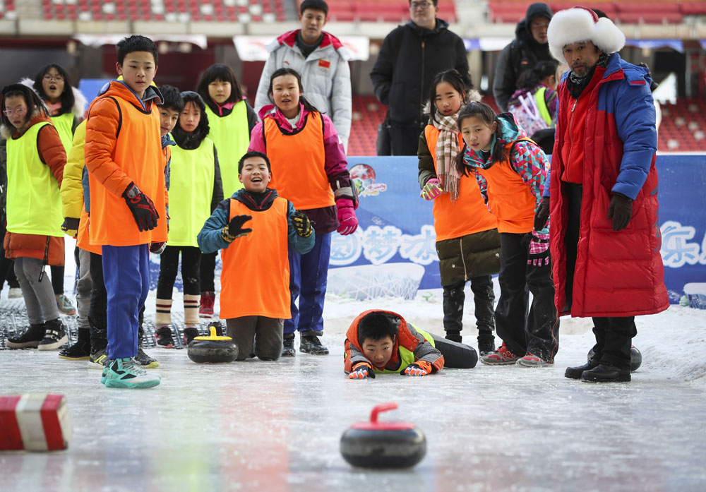“冰雪进校园”活动在北京鸟巢举行