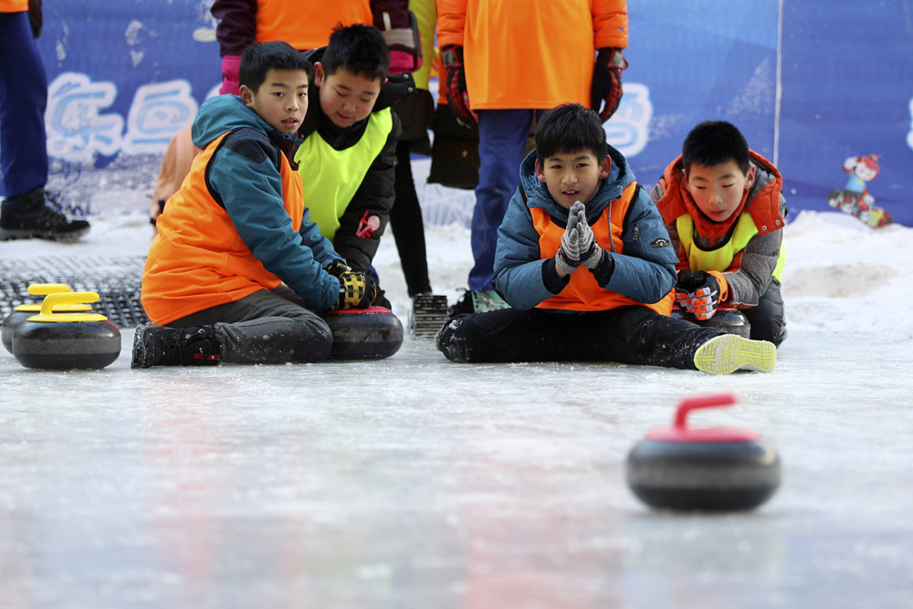 “冰雪进校园”活动在北京鸟巢举行