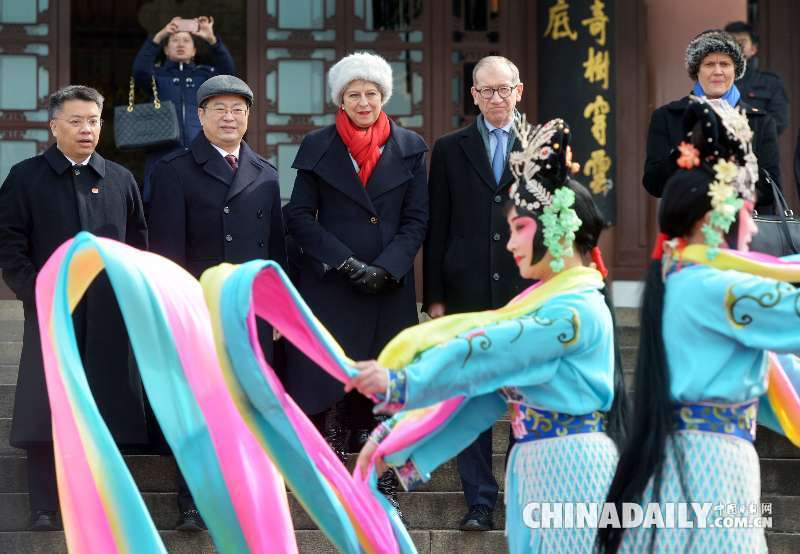 英国首相特雷莎·梅抵达武汉 参观黄鹤楼