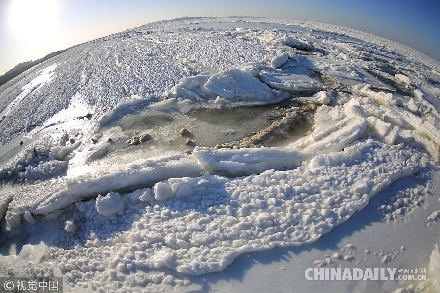 大连海水浴场变冰海 游人踏冰探险“极地冰原”