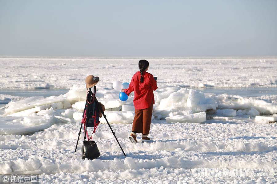 大连海水浴场变冰海 游人踏冰探险“极地冰原”