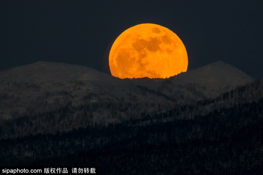 俄罗斯远东地区超级月亮现身天宇 明亮壮观