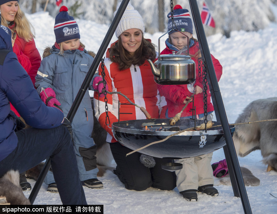 威廉王子夫妇挪威参加户外野营活动 凯特王妃亲自动手烤香肠