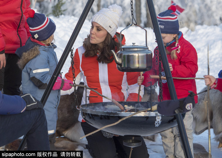 威廉王子夫妇挪威参加户外野营活动 凯特王妃亲自动手烤香肠