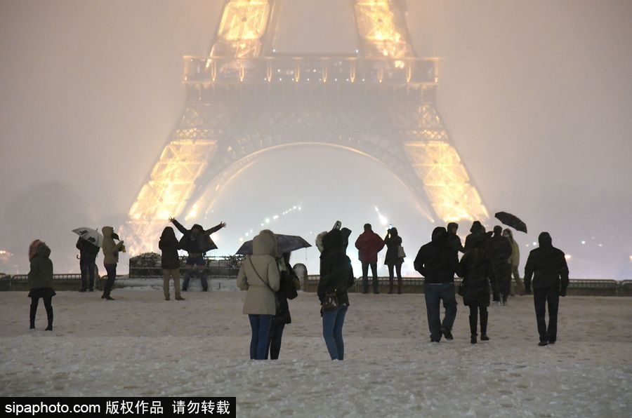 雪中巴黎埃菲尔铁塔 如梦似幻浪漫十足