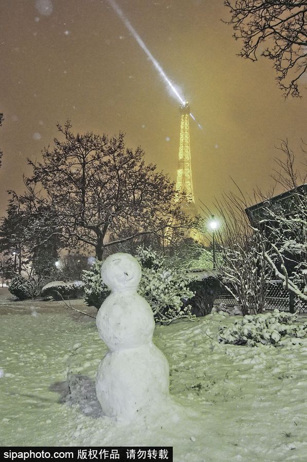雪中巴黎埃菲尔铁塔 如梦似幻浪漫十足