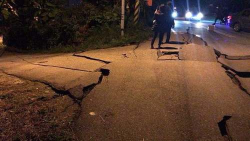 台湾花莲夜间发生6.5级地震 2人遇难114受伤 众星祈福