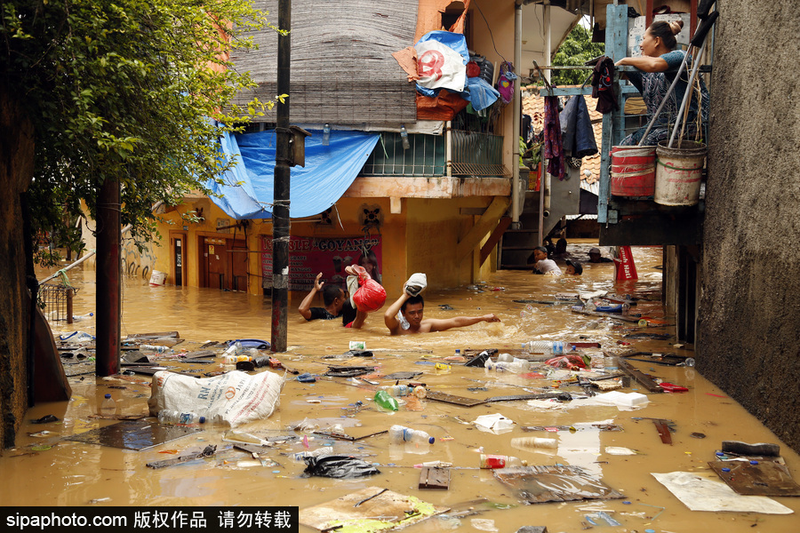 印尼雅加达突发洪水 民众淌水生活