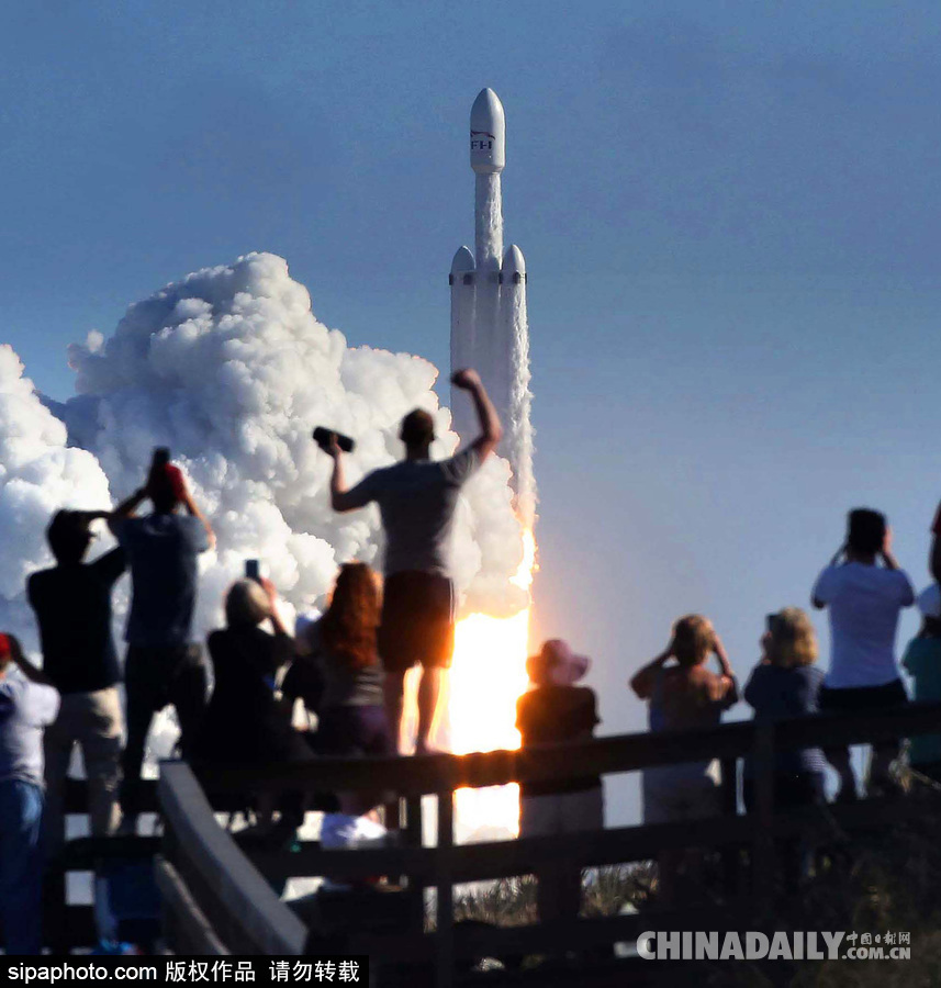SpaceX成功发射猎鹰重型火箭 特斯拉跑车送上太空
