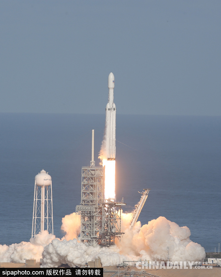 SpaceX成功发射猎鹰重型火箭 特斯拉跑车送上太空