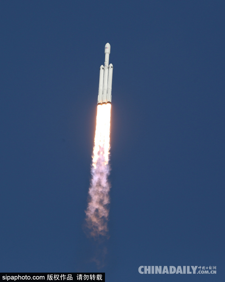 SpaceX成功发射猎鹰重型火箭 特斯拉跑车送上太空