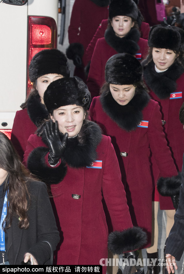 2018平昌冬奥会前瞻：朝鲜冬奥艺术团抵韩 面庞清秀红色制服整齐划一