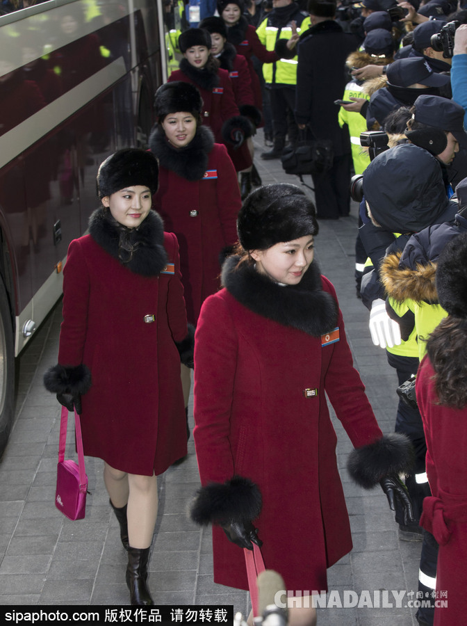 2018平昌冬奥会前瞻：朝鲜冬奥艺术团抵韩 面庞清秀红色制服整齐划一