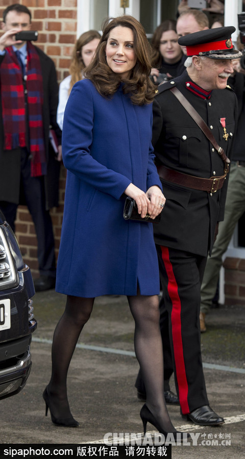 凯特王妃穿蓝色大衣优雅亮相完美遮孕肚
