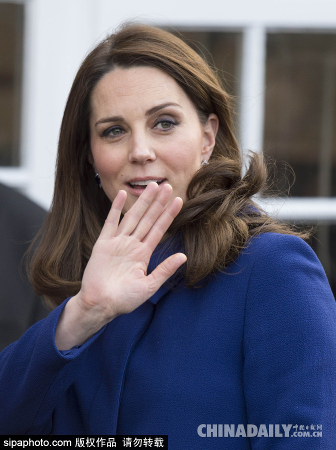 凯特王妃穿蓝色大衣优雅亮相完美遮孕肚