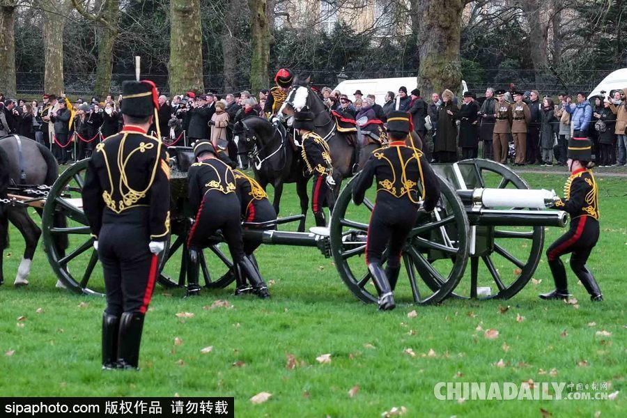 英女王登基66周年纪念 皇家骑兵炮兵团发射41响礼炮庆祝