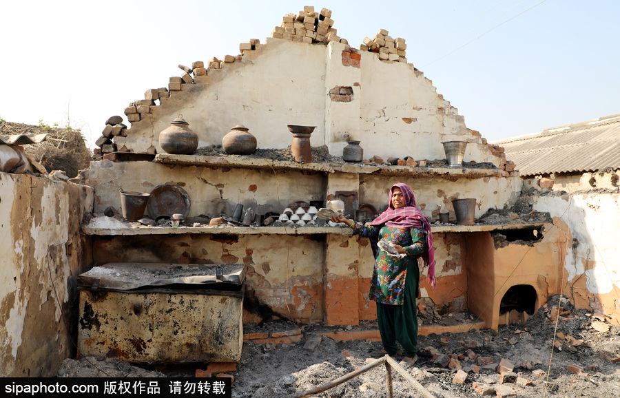 印度边境地区遭巴基斯坦炮轰 居民房屋屋顶被掀成废墟