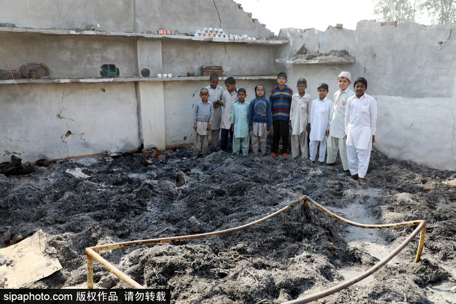 印度边境地区遭巴基斯坦炮轰 居民房屋屋顶被掀成废墟