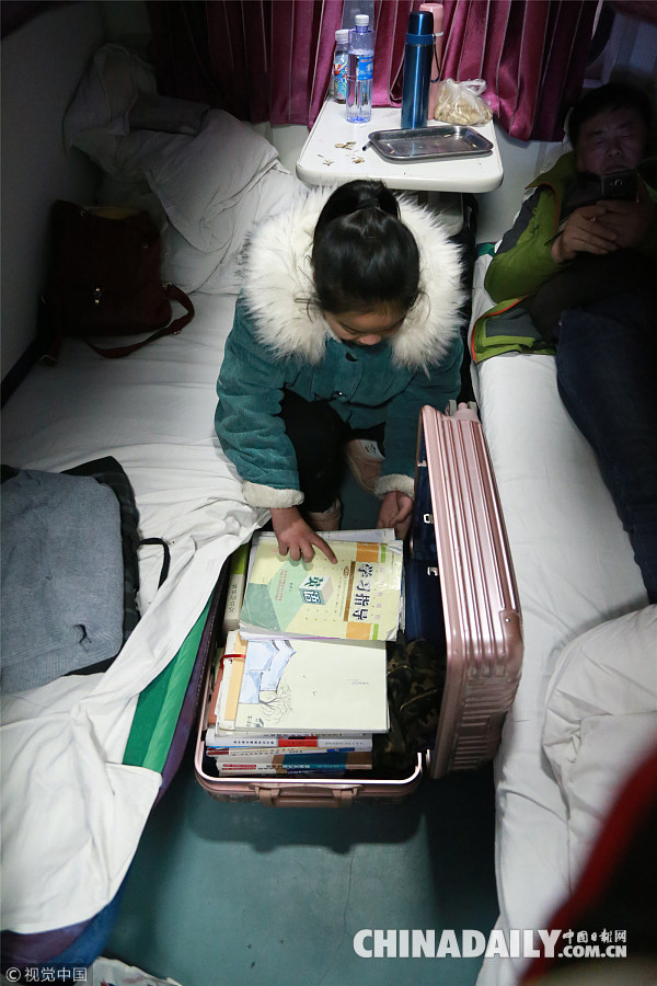 女孩带弟奔波千里和父母团聚 行李箱装30斤书  