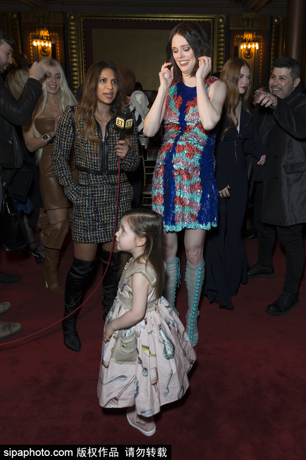 2018纽约秋冬时装周：超模可可·罗洽与女儿亮相 萌娃表情多多十足“戏精”