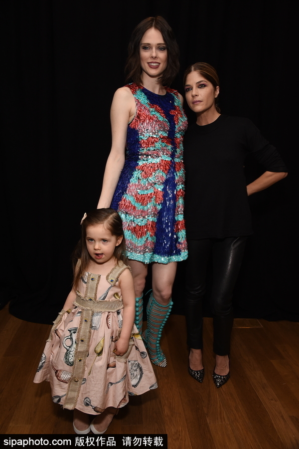 2018纽约秋冬时装周：超模可可·罗洽与女儿亮相 萌娃表情多多十足“戏精”