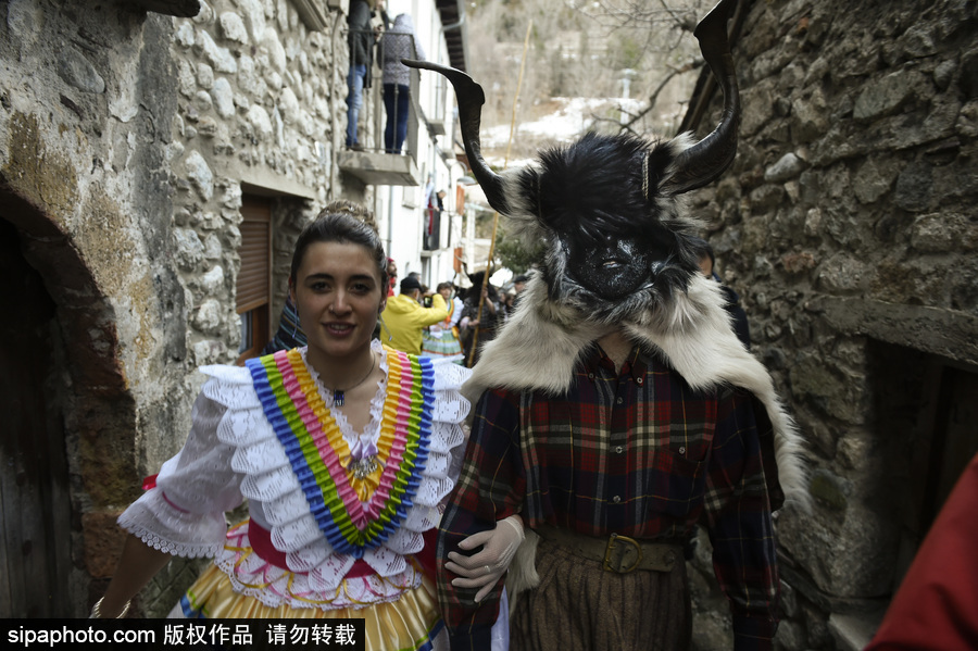 西班牙古老节日贝尔萨狂欢节 浓郁原始风情