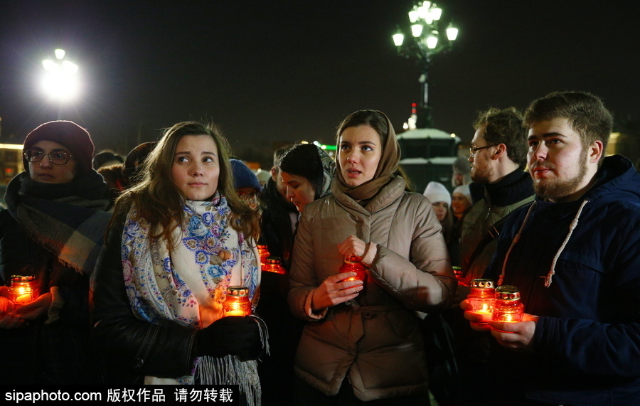 俄罗斯群众聚集点蜡为飞机坠毁遇难者祈福