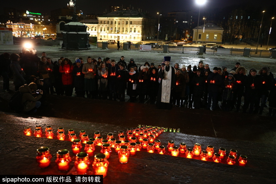 俄罗斯群众聚集点蜡为飞机坠毁遇难者祈福