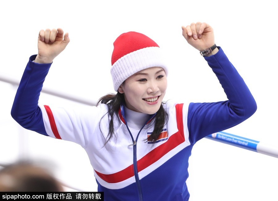2018平昌冬奥会：冰球女子小组赛 朝鲜拉拉队长笑容甜美