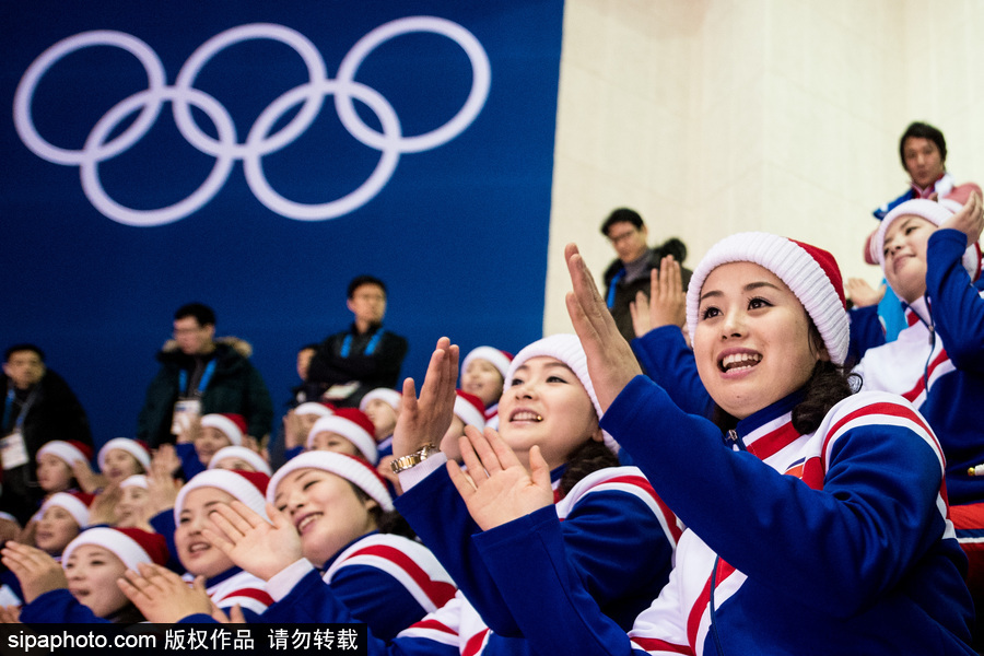 2018平昌冬奥会：冰球女子小组赛 朝鲜拉拉队长笑容甜美